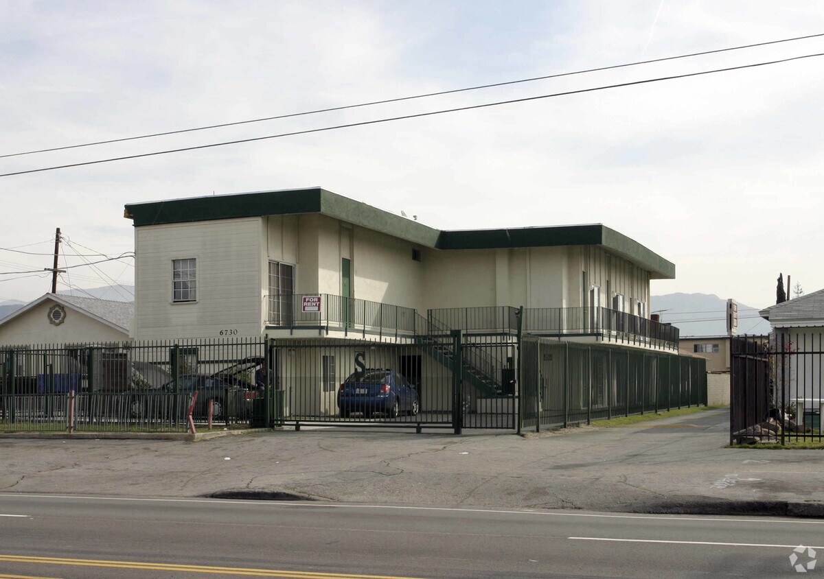 Foto del edificio - 6730 Vineland Ave