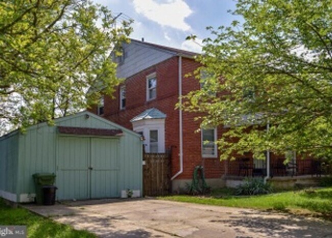 Building Photo - Welcome to our spacious one-bedroom condo ...