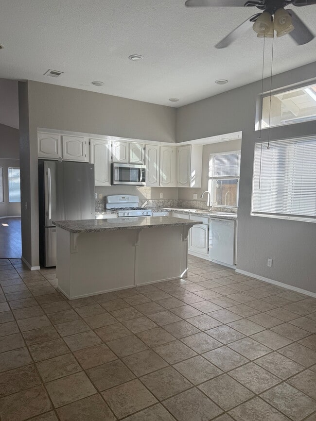 Building Photo - 39387 Via Temprano