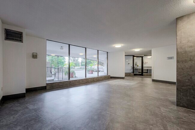 Building Photo - 1580 Sandhurst Circle