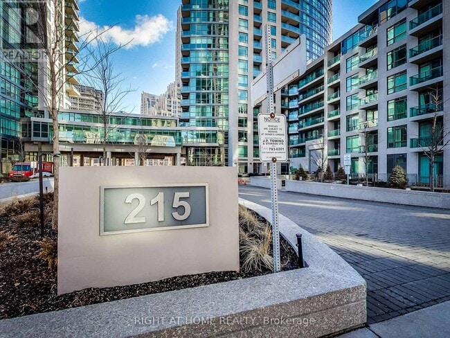 Building Photo - 215 Fort York Blvd