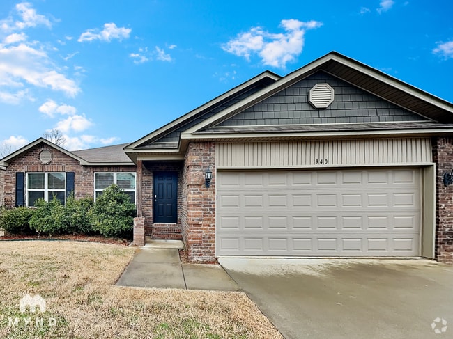 Building Photo - 940 Pinehurst Loop