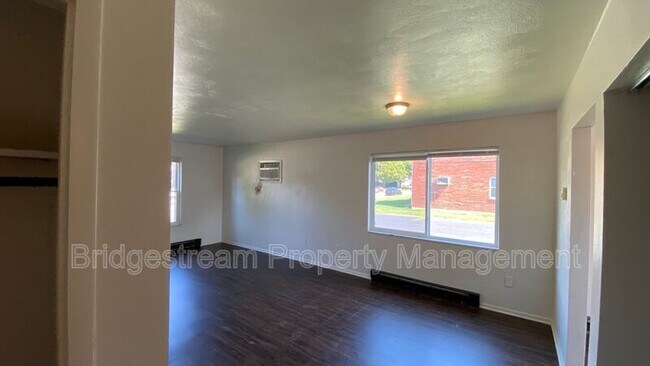 Building Photo - 1299-1 Sanlor