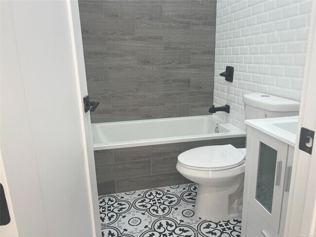 Building Photo - 172 Herzl St