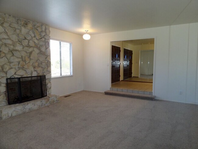 Building Photo - 18530 Rancho Las Cimas Way