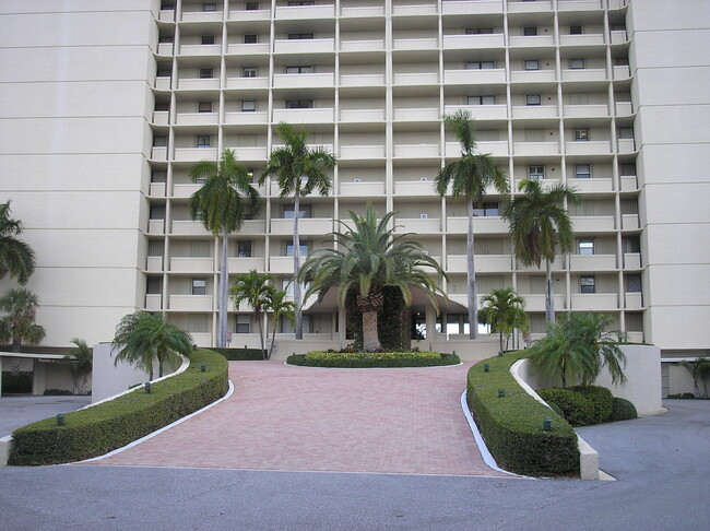 Foto del edificio - 130 Lakeshore Dr