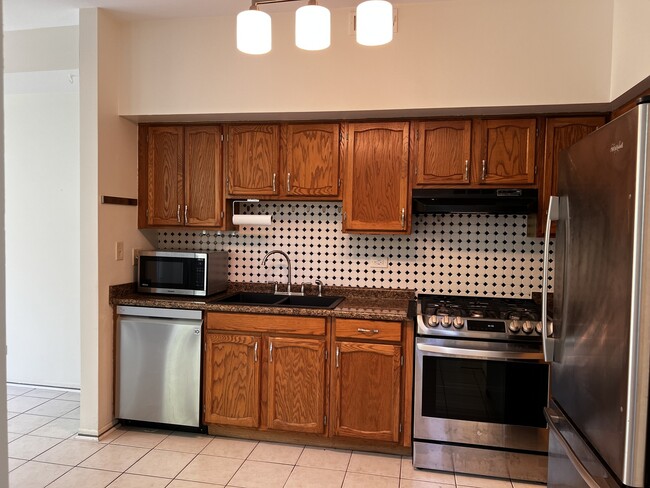 Building Photo - 1556 Darien Lakes Dr