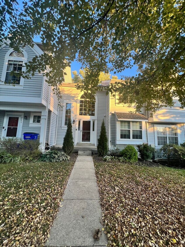 Primary Photo - Amazing 3 BR/3.5 BA Townhome in Ellicott C...