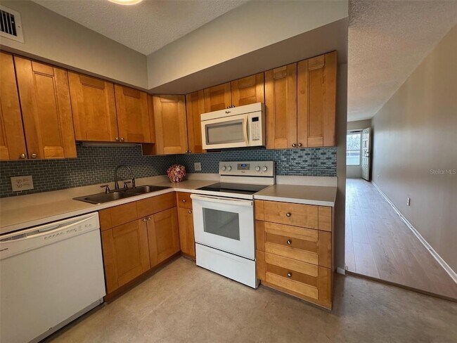 Foto del edificio - 2385 Tahitian Ln