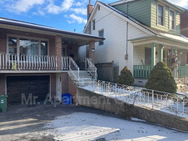 Building Photo - 30 William St