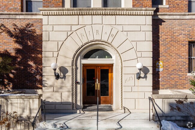 Entrada - 1615 Kenyon St NW