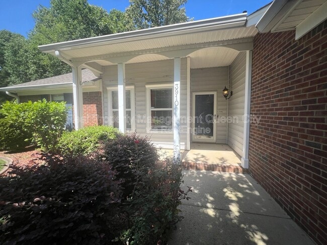 Building Photo - 3910 Armitage Dr