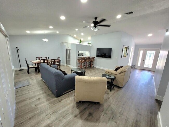 Foto del edificio - 1328 Waterway Cove Dr