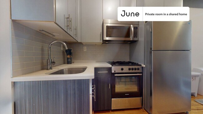 Building Photo - Private bedroom in 3 bed/1 bath Home