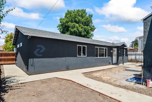Building Photo - Unit
