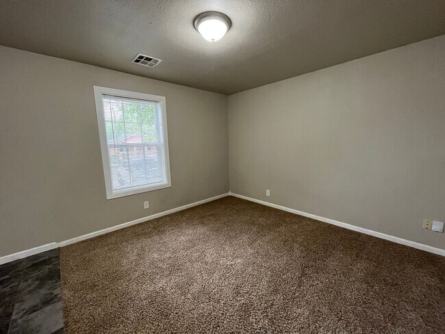 Foto del edificio - 3 bedroom 2 bath!