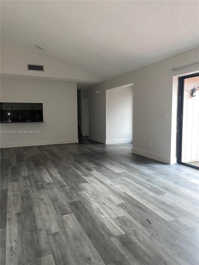 Foto del edificio - 4300 Landar Dr