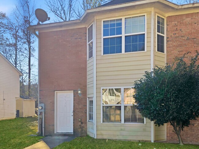 Foto del edificio - Charming Forest Park Townhome with Modern Finishes