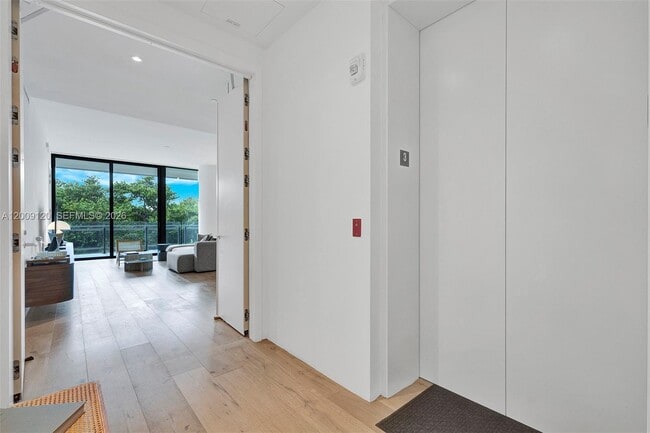 Foto del edificio - 8701 Collins Ave