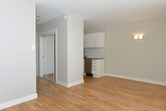 Building Photo - 263 Russell Hill Rd