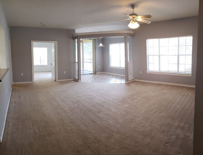 Foto del edificio - Large 3-Bedroom, 2-Bath Condo with Solariu...