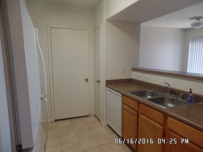 Foto del edificio - 2 BDRM 2 BATH CONDO IN GATED TUSCANO COMMUNITY IN THE SW