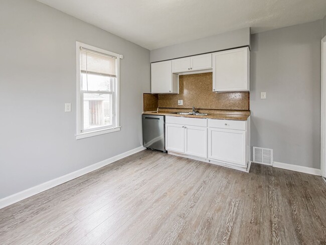 Building Photo - Welcome to this charming 3-bedroom, 1-bath...