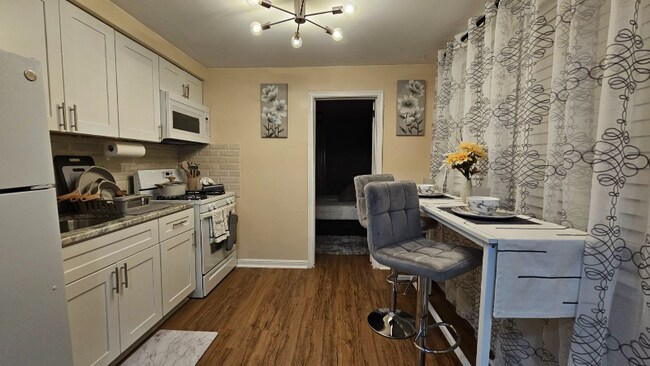 Building Photo - 7103 Oxford Ave