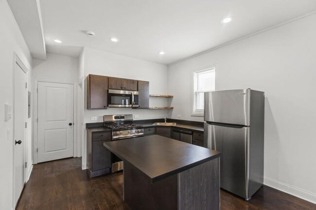 Building Photo - 1 bedroom in Chicago IL 60618