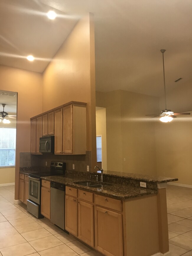 Very large kitchen open concept - 1751 Crown Hill Blvd