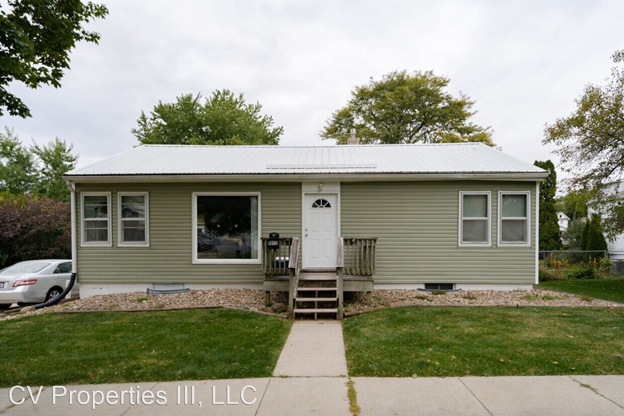 4 br, 2 bath House 1915 Olive St House for Rent in Cedar Falls, IA