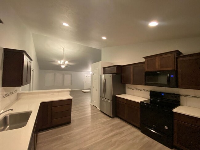 Building Photo - $2,300 - 3 Bed / 2 Bath Beautiful Home with Fully Fenced Yard in Airway Heights