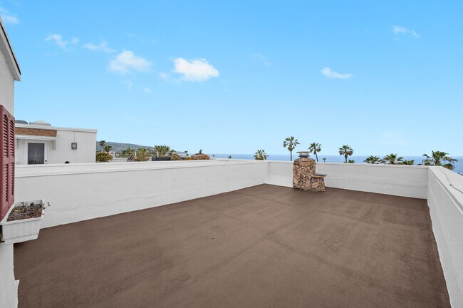Rooftop, Ocean Views - 200 S Catalina Ave