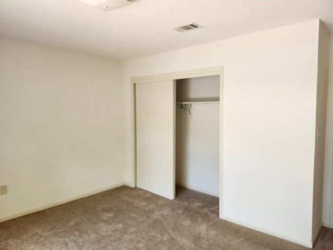 Dormitorio grande con armario amplio - 25D 6th St