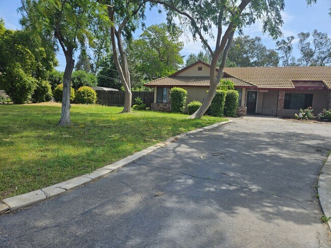 Foto del edificio - Spacious 4/2 with in-law suite and a pool!