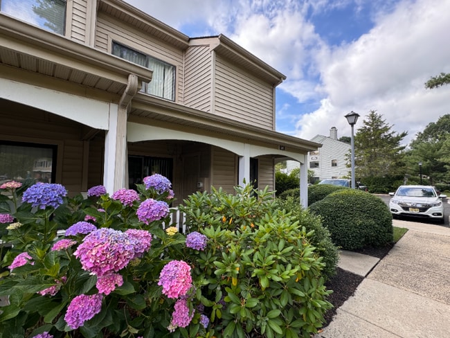 Building Photo - 203 Gregorys Way