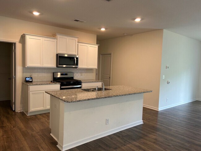 Building Photo - 5 Bedroom / 3 Bath Home Kingsport, TN