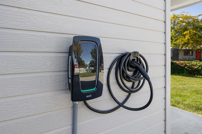 Building Photo - 2624 S Virginia Ave