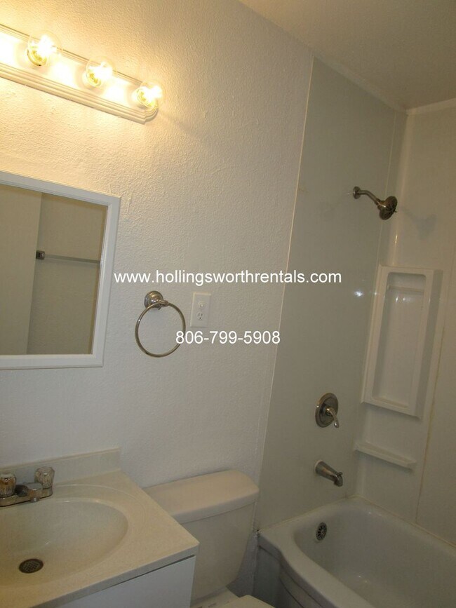 Building Photo - Centrally located 3 Bedroom or 2 bedroom 2...