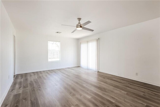 Building Photo - 1127 Swan Lake Rd