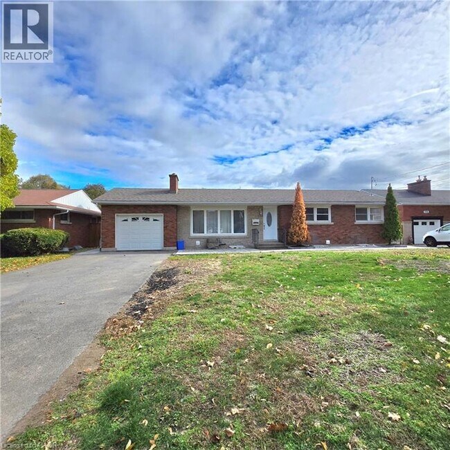 Photo du bâtiment - 338 Grantham Ave