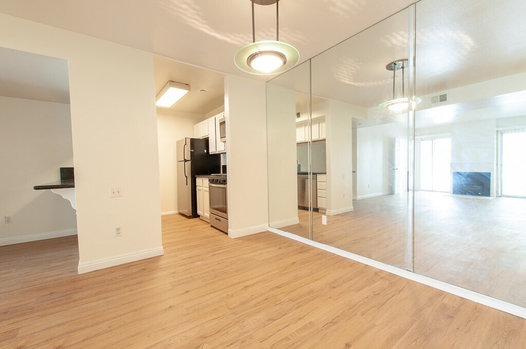 Foto principal - 10960 Ashton Ave