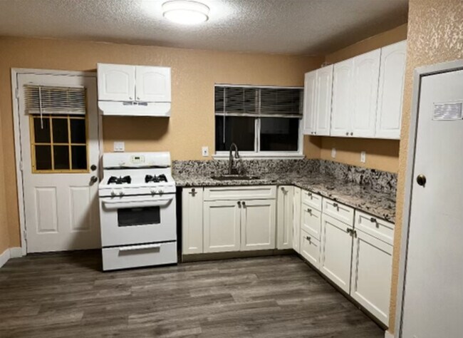 Cocina grande - 413 K St