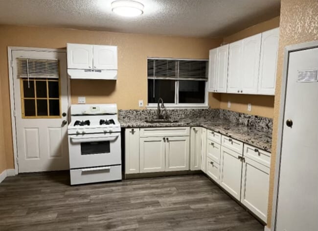 Large kitchen - 413 K St