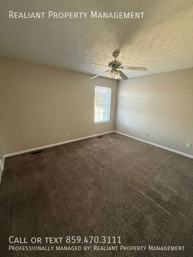 Foto del edificio - 221 John Sutherland Dr