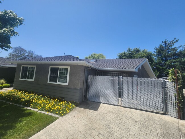 Building Photo - High-End Single Level Home - Glenmoor