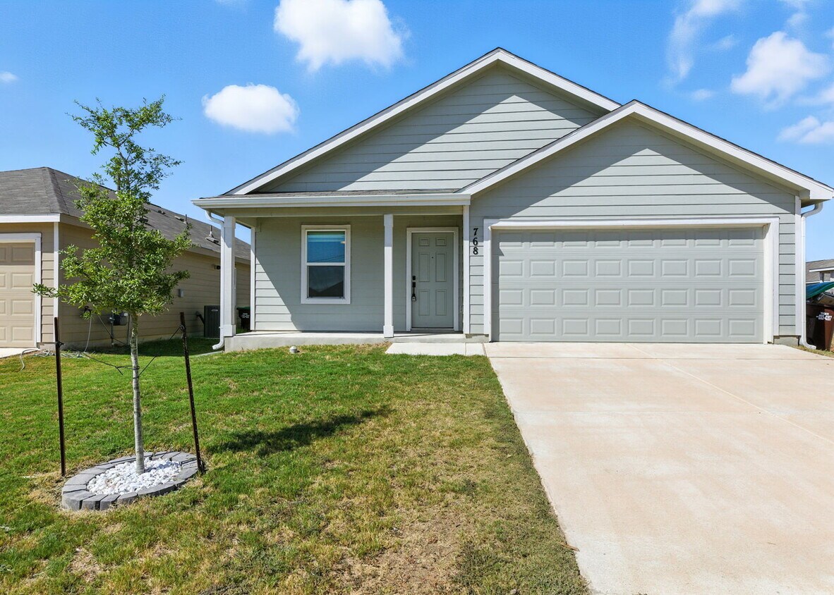 Foto principal - "Charming 3-Bed, 2-Bath Retreat in New Bra...