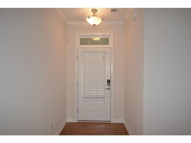 Building Photo - 2144 Greencrest Cir