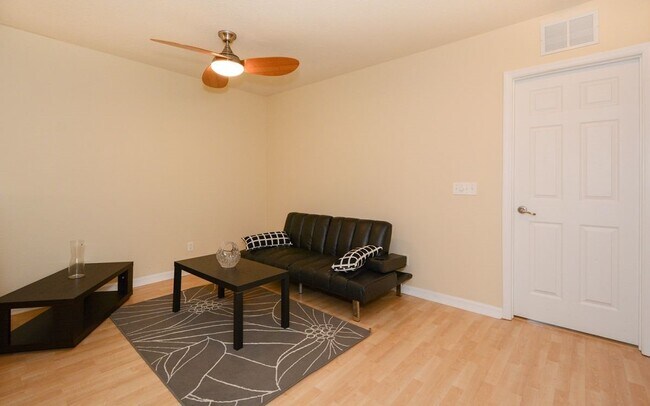 Foto del edificio - Lakeside Village Townhouse 2 Bedroom  2.5 Bath Available for Short-Term Rental