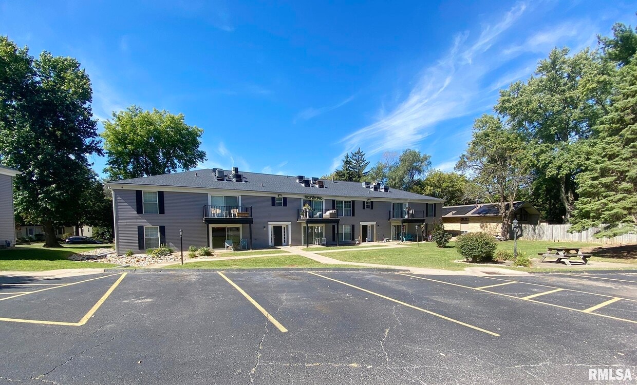 Primary Photo - 5031 N Lakeside Pl